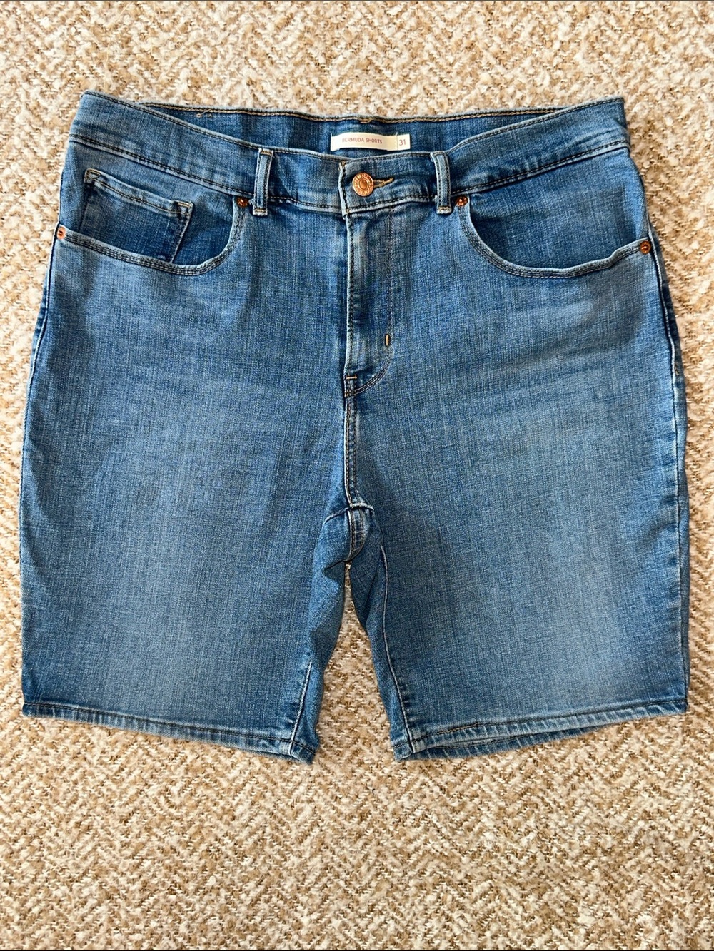 Levi’s Bermuda Shorts Sz 31 Light Medium Wash Stretch Denim 8” Inseam High Rise